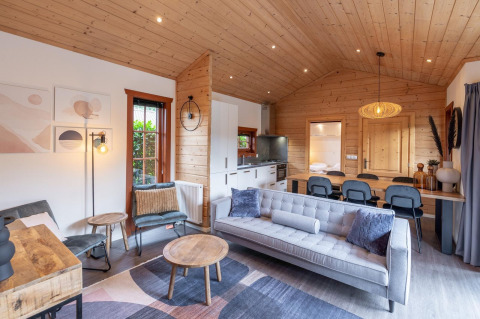 Hedendaags lodge-interieur bij Boekhorst in Brunssummerheide, Nederland, met houtaccenten en moderne meubels.