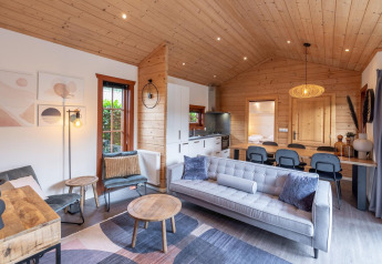 Intérieur du lodge Boekhorst à Brunssummerheide, Pays-Bas, avec boiseries et mobilier moderne pour un séjour cosy.
