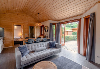 Gemütliches Lodge-Wohnzimmer im Boekhorst bei Brunssummerheide, Niederlande, mit Holzelementen und Terrasse.