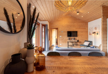 Innenraum der Lodge Boekhorst in Brunssummerheide, Niederlande, mit Holzverkleidung und moderner Einrichtung.