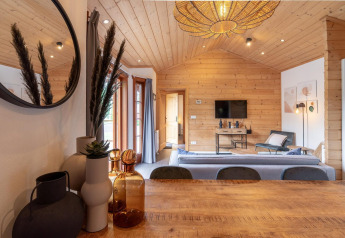 Interior de la cabaña Boekhorst en Brunssummerheide, Países Bajos, con paneles de madera y decoración moderna.