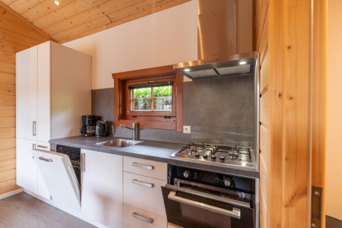 Moderne lodgekøkken ved Boekhorst på Brunssummerheide, Holland, med gaskomfur og åbent opvaskemaskine.