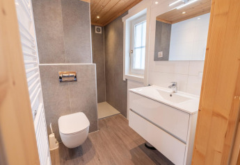 Moderne badkamer in Boekhorst-lodge aan de Brunssummerheide, Nederland, met hout en moderne uitstraling.