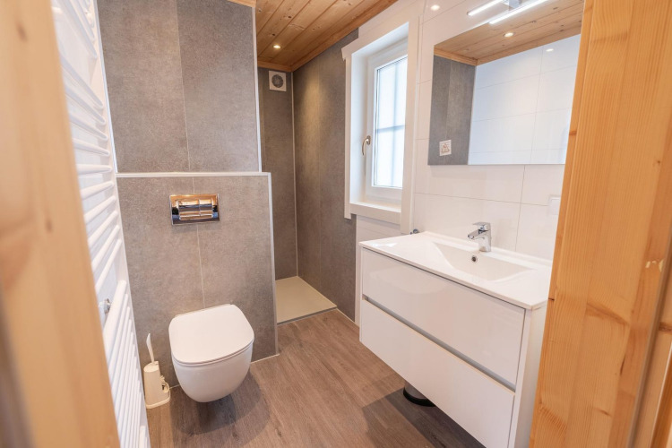 Baño moderno en la Boekhorst lodge en Brunssummerheide, Países Bajos, con detalles de madera y decoración minimalista.