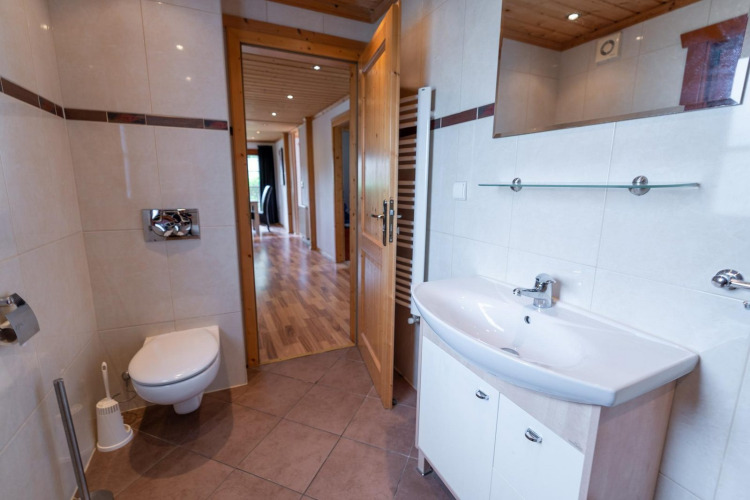 Baño moderno en Boekhorst Royal en Brunssummerheide, Países Bajos, con inodoro suspendido y lavabo.