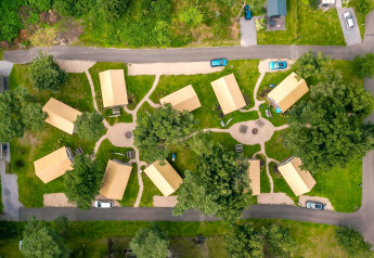 Luftaufnahme von Glampingtent bei Reestervallei in den Niederlanden mit Zelten und grünen Flächen.