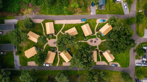 Aerial view of Glampingtent at Reestervallei in the Netherlands, showing tents surrounded by greenery.