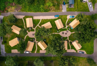 Vista aérea de Glampingtent en Reestervallei, Países Bajos, con tiendas rodeadas de zonas verdes.