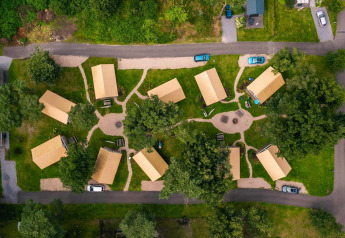 Luftaufnahme von Glampingtent bei Reestervallei in den Niederlanden mit Zelten und grünen Flächen.