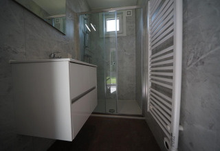 Bagno moderno al Just Nature Light lodge, Reestervallei, Paesi Bassi, con doccia e lavabo.