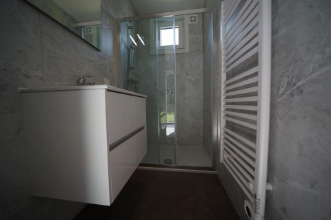 Bagno moderno al Just Nature Light lodge, Reestervallei, Paesi Bassi, con doccia e lavabo.