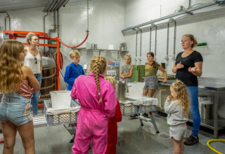 Kinderen en volwassenen volgen een educatieve rondleiding op FarmCamps De Buitenhoeve in Gelderland, Nederland.