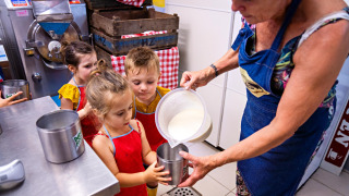 Niños ayudan a un adulto a hacer helado en FarmCamps De Geele Bosch en Friesland, Países Bajos.