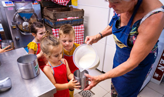 Niños ayudan a un adulto a hacer helado en FarmCamps De Geele Bosch en Friesland, Países Bajos.