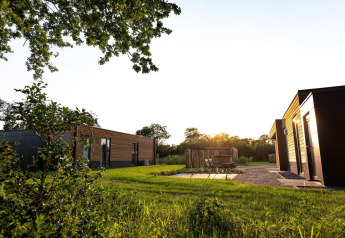 Udendørs billede af Vacation villa Amalia 4 med spabad ved Hofparken De Bergvennen i Holland i solnedgang.