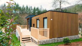 Moderne Holzlodge mit großer Terrasse und Naturblick im Urlaubsresort Cube La Mer.