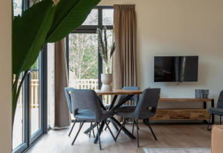 Modern eingerichtetes Wohnzimmer in der Cube La Mer Lodge, Kohnenhof, Luxemburg, mit Fensterfront.