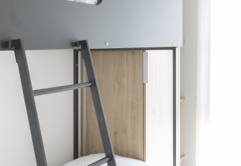 Letto a castello moderno con dettagli grigi e legno presso Domus a Kohnenhof, Lussemburgo, con luce naturale.
