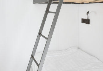 Camera moderna al Domus di Kohnenhof, Lussemburgo, con letto a castello, scala e lenzuola bianche.