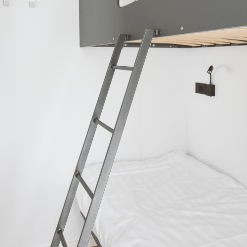 Chambre moderne à Domus, Kohnenhof, Luxembourg, avec lit superposé, échelle et literie blanche.