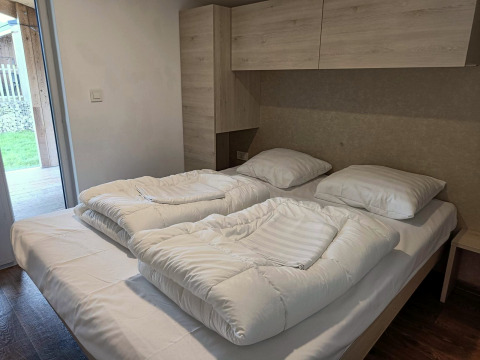 Double bed with two duvets at Panorama Cottage Gulperberg, Netherlands, in a bright, modern bedroom.