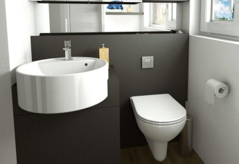 Moderne badeværelse på Panorama Cottage, Gulperberg, Nederlandene, med vask, toilet og vindue.