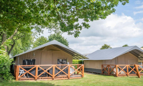 Panorama Lodge en Gulperberg, Países Bajos, con amplias tiendas de campaña y terrazas de madera al aire libre.