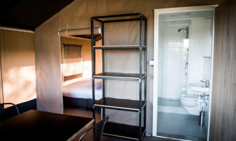 Vue intérieure de la Panorama Lodge à Gulperberg, Pays-Bas, avec chambre, salle de bain et étagères.