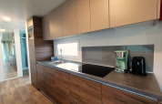 Moderne keuken van Berghem at Gulperberg lodge in Nederland met houtafwerking en huishoudtoestellen.