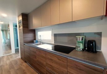 Cuisine moderne à la résidence Berghem at Gulperberg aux Pays-Bas avec électroménagers et mobilier bois.