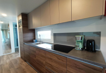 Moderne keuken van Berghem at Gulperberg lodge in Nederland met houtafwerking en huishoudtoestellen.