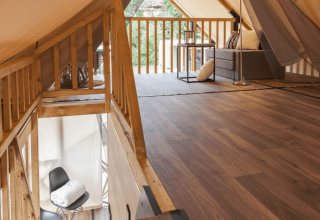 Interiør af Lodge de Montagne i Gulperberg, Holland, set fra en hems med udsigt til stue og balkon.