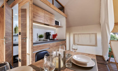 Interiør af Lodge de Montagne Petite safari-telt ved Gulperberg i Holland, moderne køkken og spisebord.