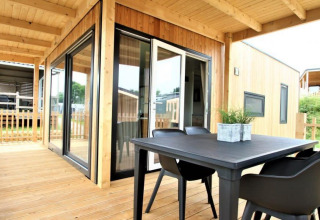 Houten terras met eetset bij Bellevue-lodge op Gulperberg in Nederland, moderne gezellige sfeer.