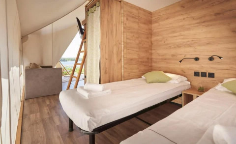 Indvendig udsigt af Lodge de Montagne Medium safari telt på Gulperberg, Nederlandene, med to enkeltsenge.