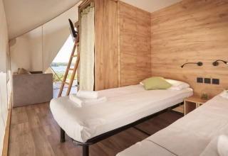 Indvendig udsigt af Lodge de Montagne Medium safari telt på Gulperberg, Nederlandene, med to enkeltsenge.