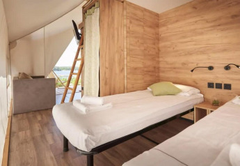 Innenansicht des Lodge de Montagne Medium Safari-Zeltes am Gulperberg in den Niederlanden mit zwei Betten.