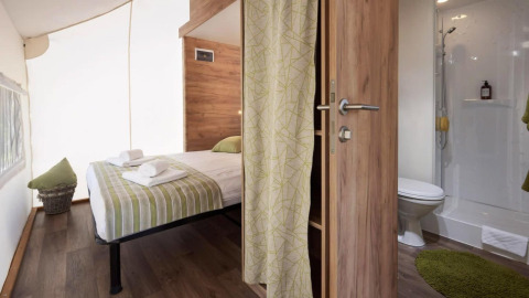 Tienda safari Lodge de Montagne Medium en Gulperberg, Países Bajos, con cama cómoda y baño privado.