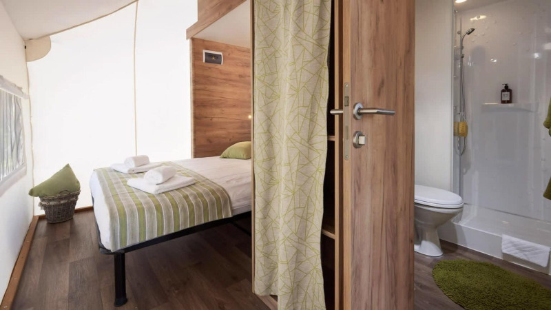 Tienda safari Lodge de Montagne Medium en Gulperberg, Países Bajos, con cama cómoda y baño privado.