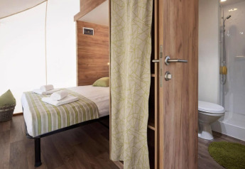 Tienda safari Lodge de Montagne Medium en Gulperberg, Países Bajos, con cama cómoda y baño privado.