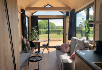 Moderne en knusse Tiny House lodge aan Gulperberg in Nederland met veel licht en houten interieur.
