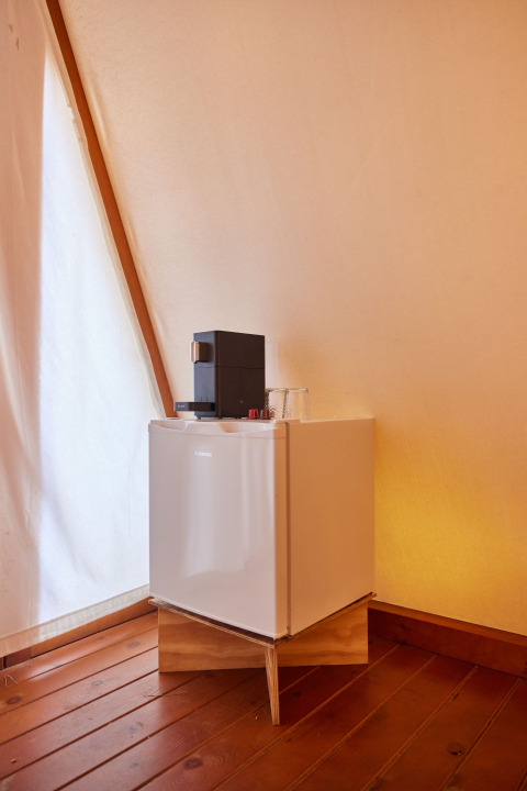 Mini frigo e macchina del caffè su supporto nel Glamping Tipi Pinar, TAIGA Conil, Spagna.