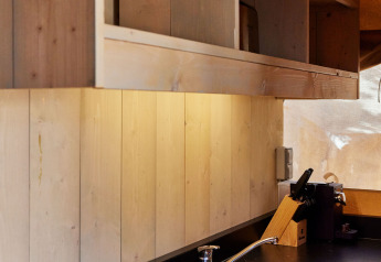 Coin cuisine moderne sous tente Safari Siroco Premium, TAIGA Conil, Espagne, avec finitions bois naturelles.