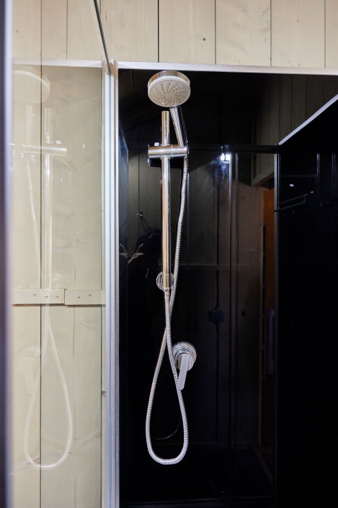 Ducha moderna en el baño de lujo de la tienda Glamping Safari Siroco Premium, TAIGA Conil, España.