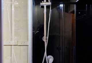 Moderne Dusche in einem luxuriösen Badezimmer im Glamping Safari Siroco Premium, TAIGA Conil, Spanien.