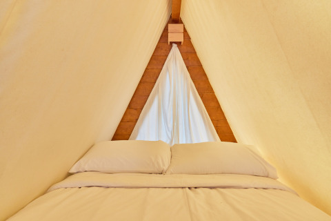 Indvendigt billede af soveområdet i en Glamping Tipi Almadraba-tipi på TAIGA Conil, Spanien