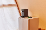 Kleiner Kühlschrank mit Kaffeemaschine und Korb im Glamping Tipi Almadraba, TAIGA Conil, Spanien.