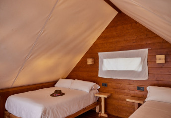 Intérieur de la tente safari Glamping Tipi Retama avec deux lits chez TAIGA Conil en Espagne