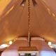 Binnenkant van de Glamping Bell Marisma tipi tent bij TAIGA Conil, Spanje, met twee eenpersoonsbedden.