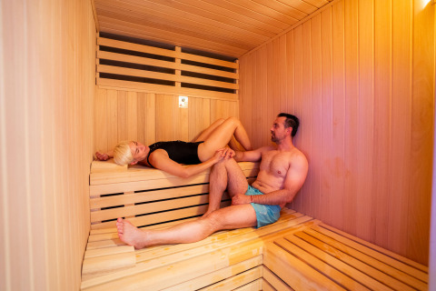 Dos personas se relajan en una sauna en Camping Costa del Sol Glamping Village, Andalucía, España.